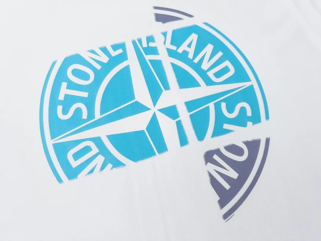 W617#P110💰 [Stone lsland/Stone Island summer new short-sleeved T-shirt with broken big compass print on the chest] ⚠️[Original creation, high control of details] Made of 260 grams of combed cotton, 32-count double yarn - Simple basic versatile style, original single quality, the first choice for couples. - Made in a large factory, four needles and five threads on the shoulder, neat alignment, high quality workmanship. - Same style for men and women, very versatile, one piece for each person Details are clearly visible. Color: Black White Size: M L